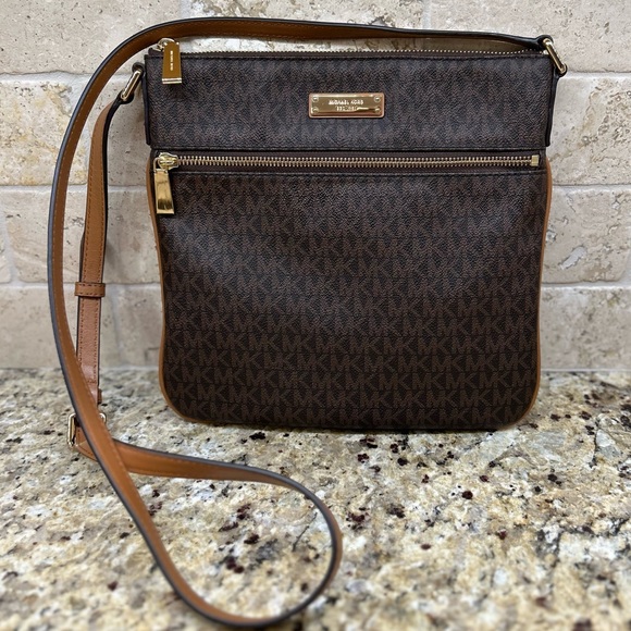 🛑 SOLD 🛑 Michael Kors crossbody, adjustable strap. EXCELLENT condition. - Picture 4 of 15